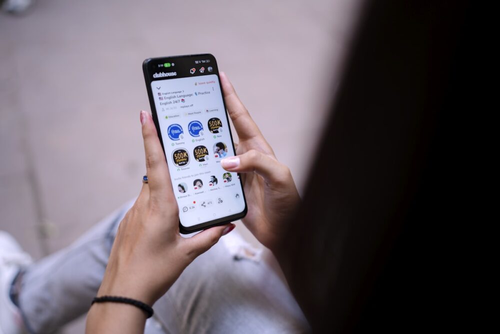 スマートフォンでAIチャットボットを使って英語日記を添削する様子