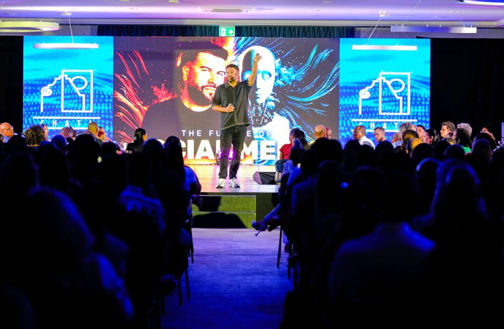 ChatGPTのAI CHATが表示されたモニター画面