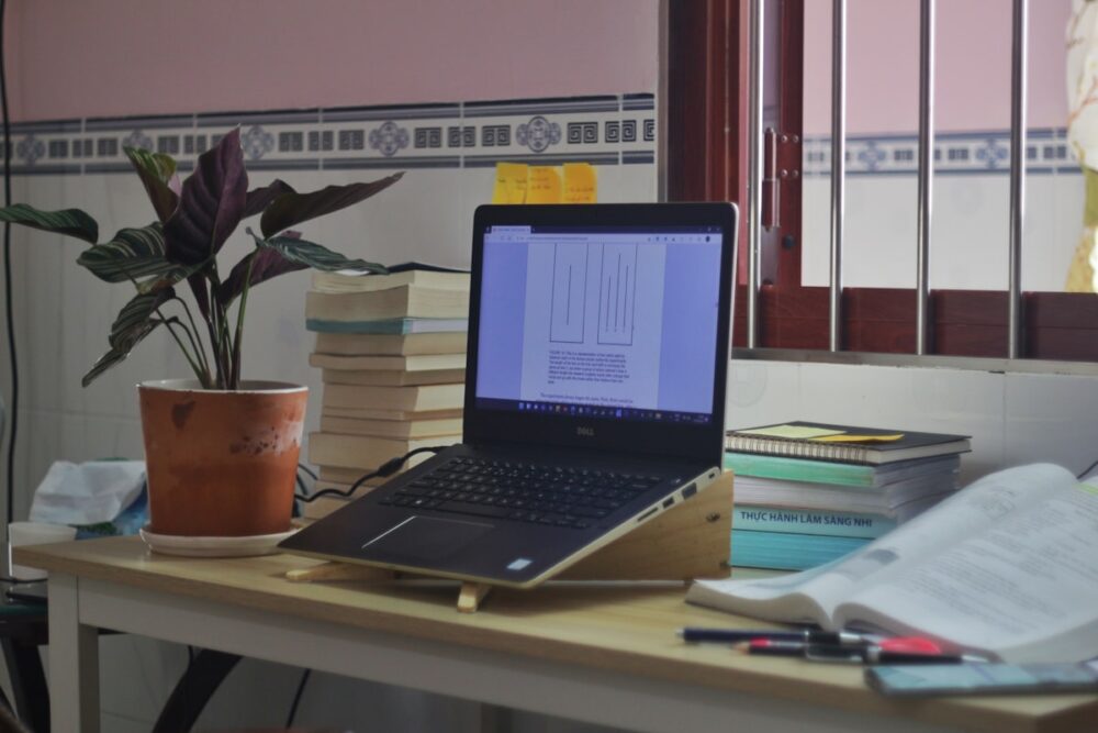 ノートパソコンで英語学習するイメージ