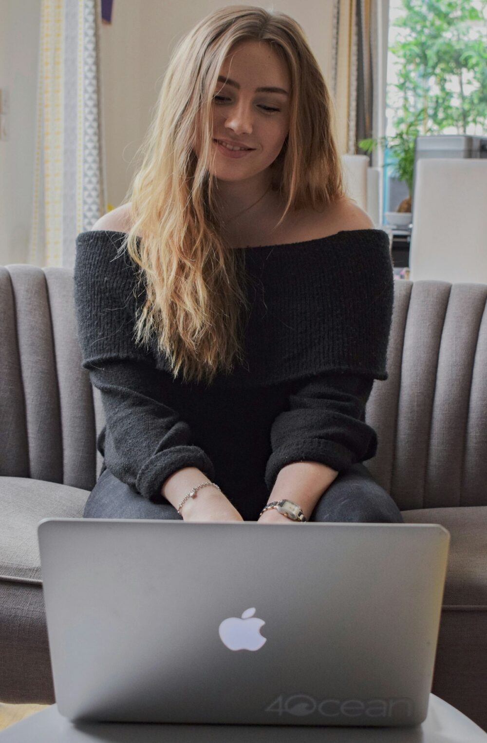 ノートパソコンでGeminiを使って英語学習する女性