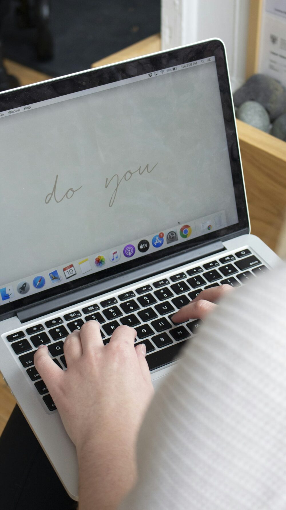 ノートパソコンで英文を書きながらGrammarlyを使う場面