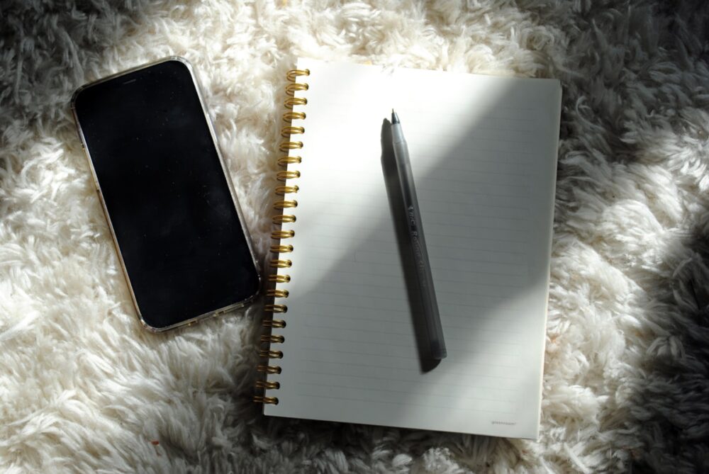手書きノートに英語を書いているイメージ