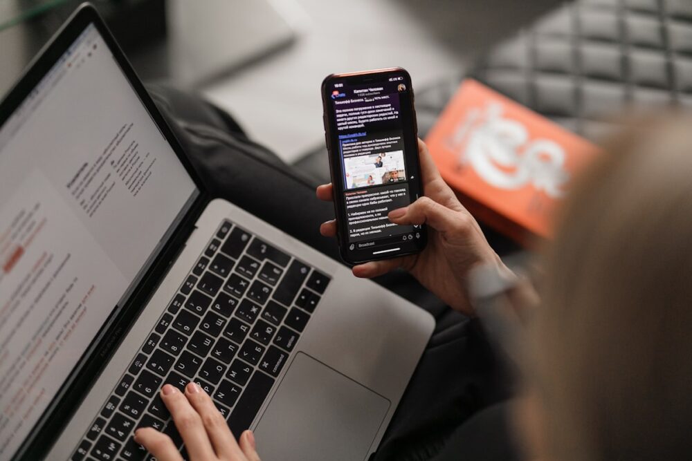 iPhoneを手に持って操作している様子