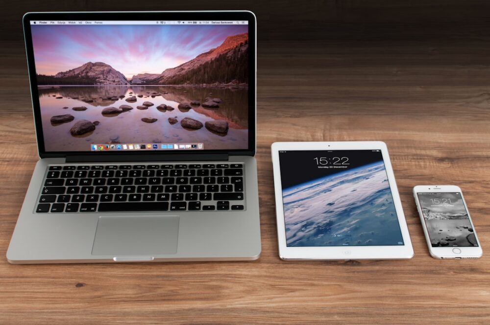 iPadとiPhoneとMacBook Proが並んでいる様子