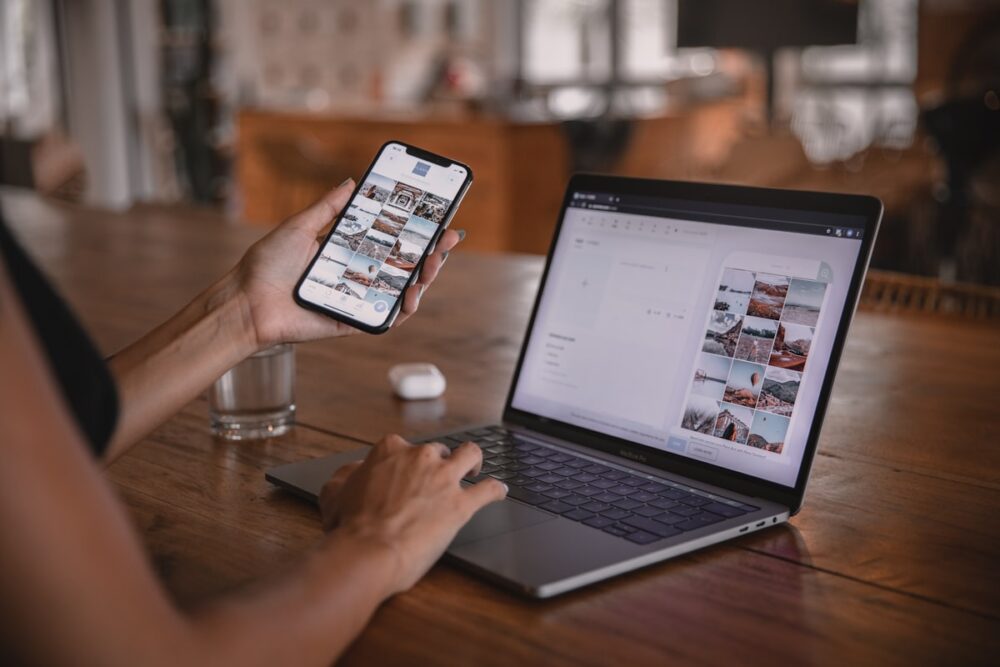 iPhoneを持ちながら同期設定を確認している様子