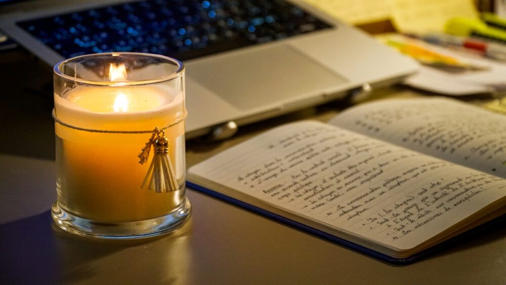 ノートとコーヒーでスケジュールを計画する様子