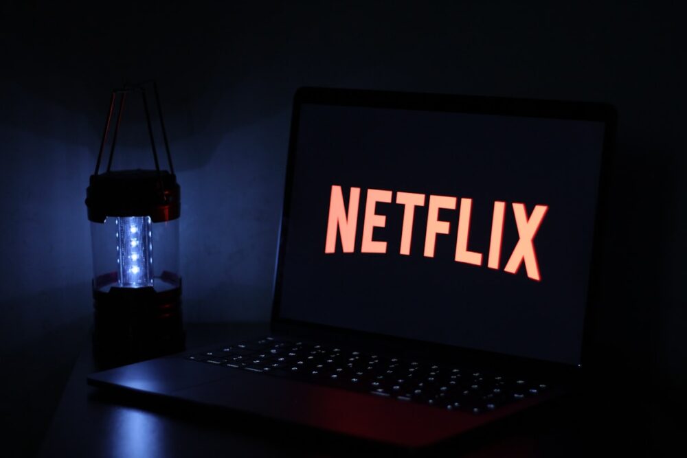 ChromeブラウザでNetflixを開くラップトップ