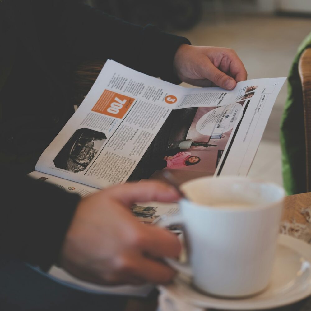 英語ニュースを読んでいるイメージ