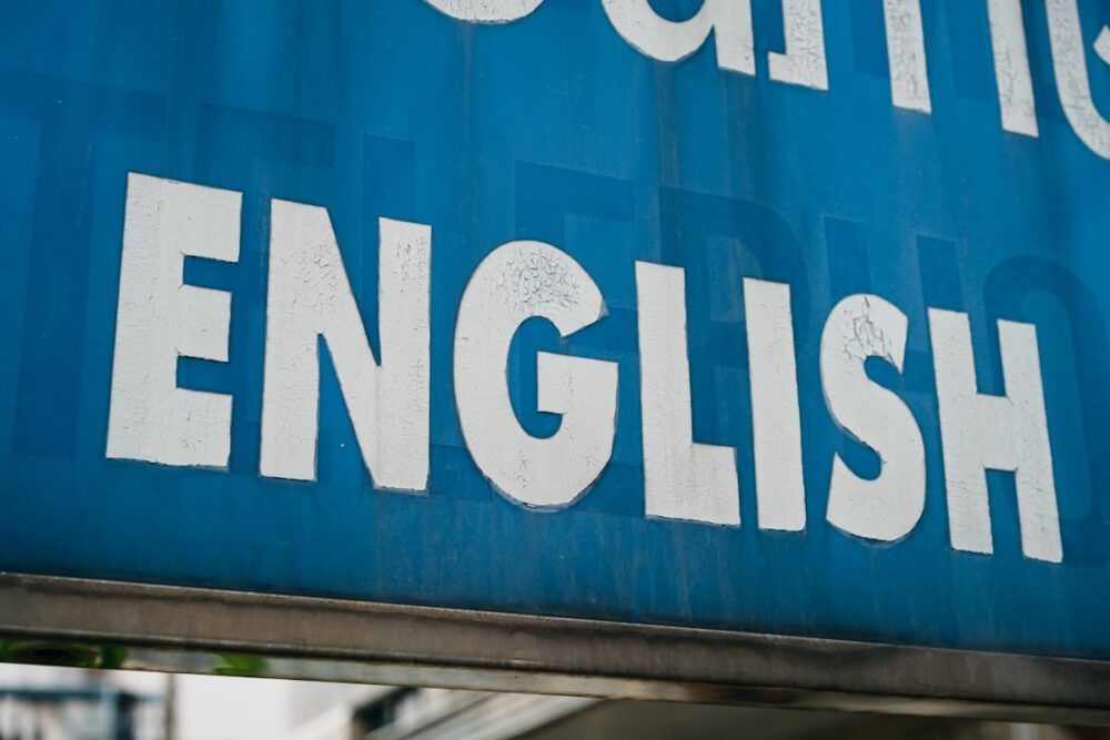 英語学習アプリを使ってスマホで勉強する様子