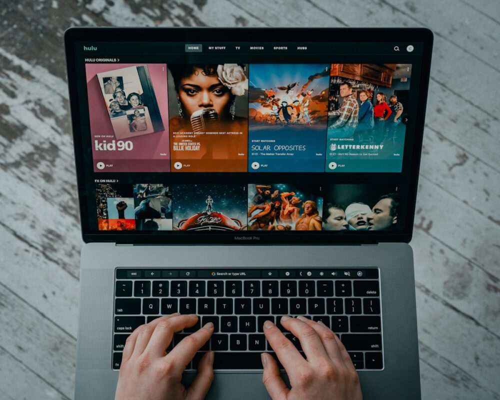 英語学習でNetflixを活用するMacBook