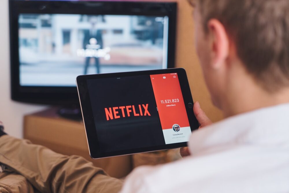 Netflixで英語学習をしている男性