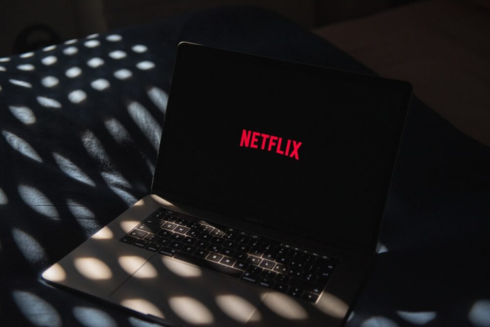 ベッドの上でNetflixを視聴しているラップトップ