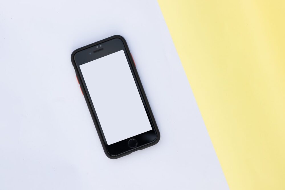 スマートフォンでAI英会話アプリを使っている様子