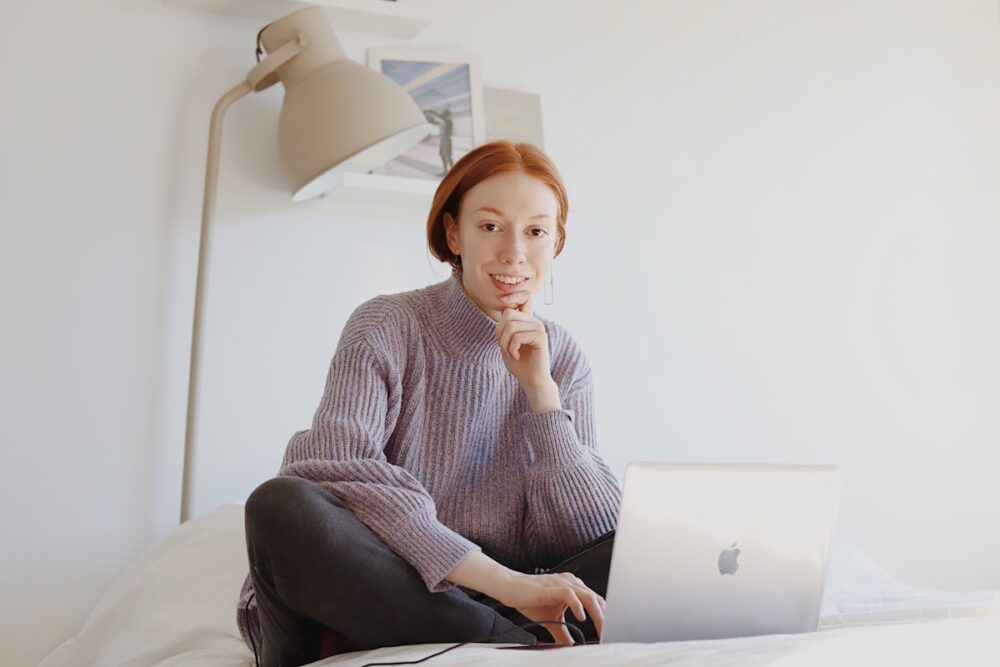 ノートパソコンでオンライン英会話をしている様子