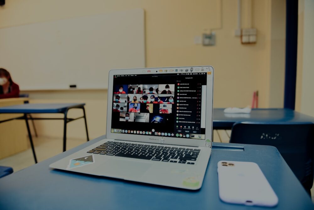 大学の動画配信システムを確認する学生