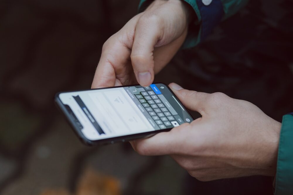 スマートフォンでオンライン英会話アプリを操作する様子