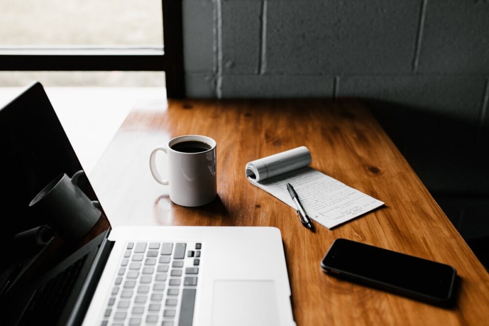 コーヒーを飲みながら英語学習を続ける社会人のイメージ