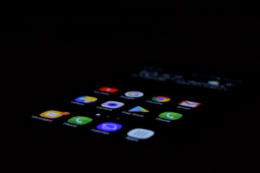 スマートフォンで継続停止の手続きをする様子