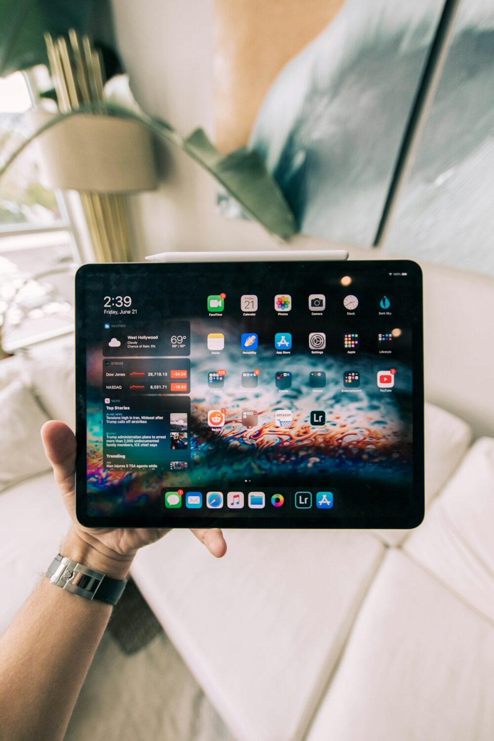 iPadを操作するイメージ