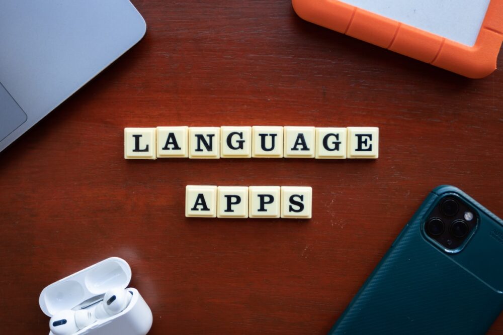 スマホでAI英語学習をするイメージ