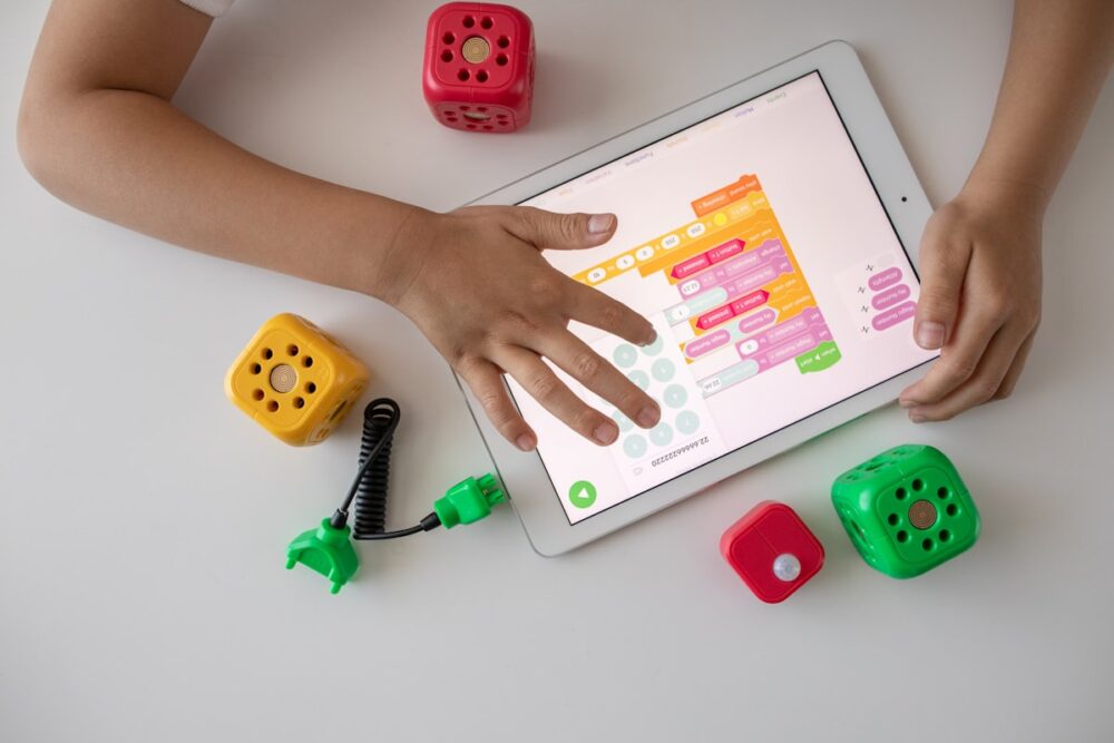 タブレットで学習する子供のイメージ