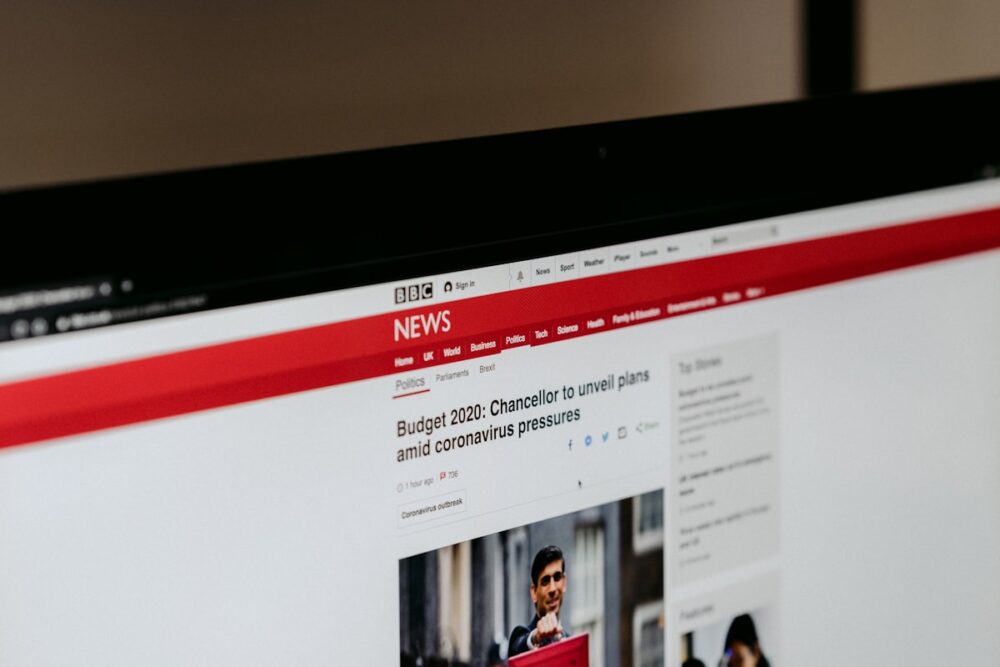 ニュースサイトで英語記事を読む様子