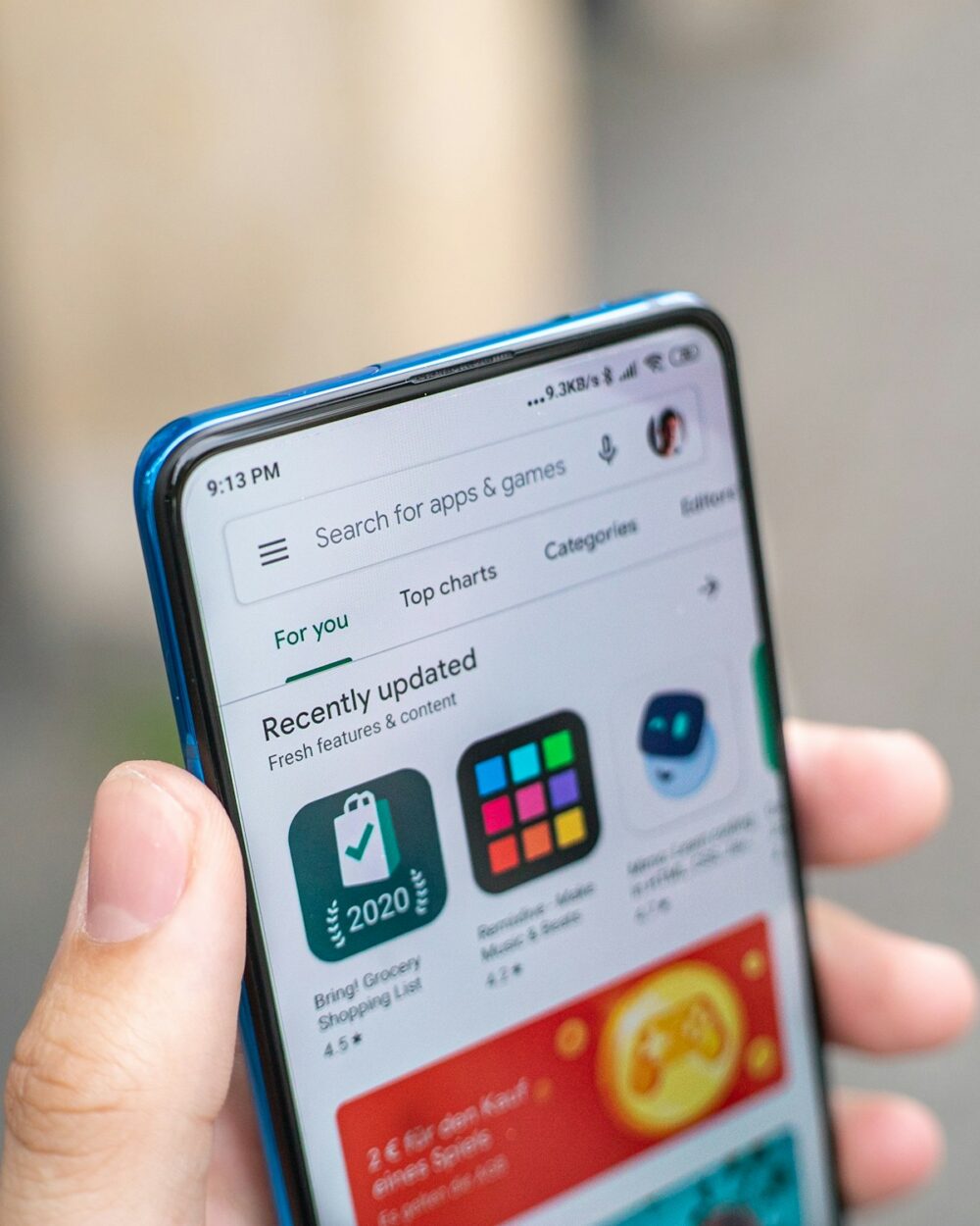 スマートフォンにアプリアイコンが表示されている様子