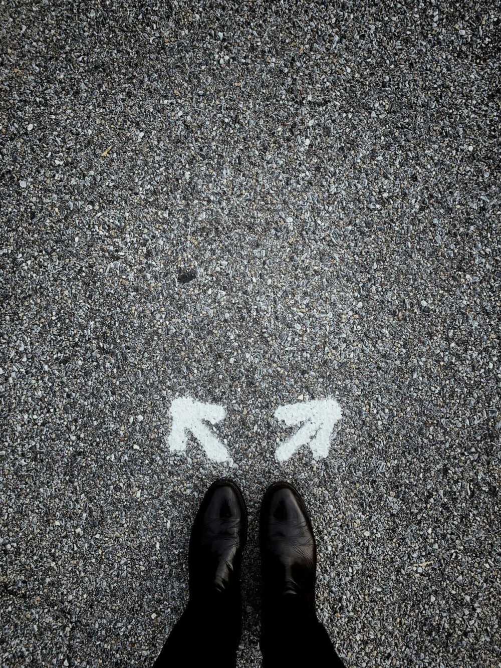 分かれ道でAI英会話と人間講師のどちらを選ぶか迷うイメージ