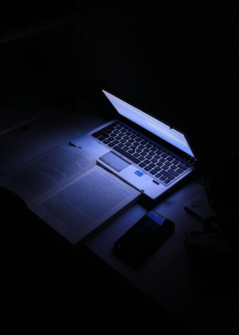ノートパソコンで英単語学習をしているイメージ写真