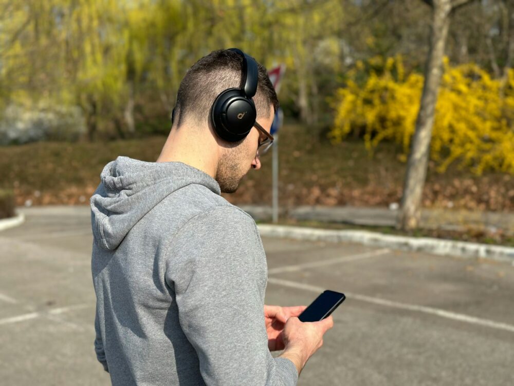 ヘッドホンとスマートフォンで音声会話練習をするイメージ