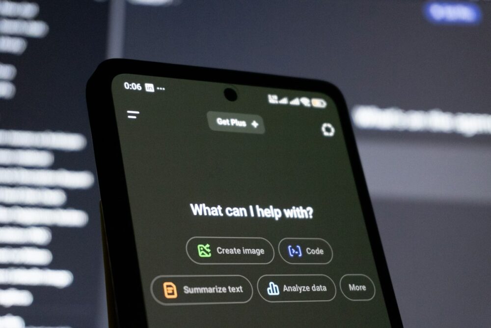 スマートフォンでAIチャットボットを使う様子