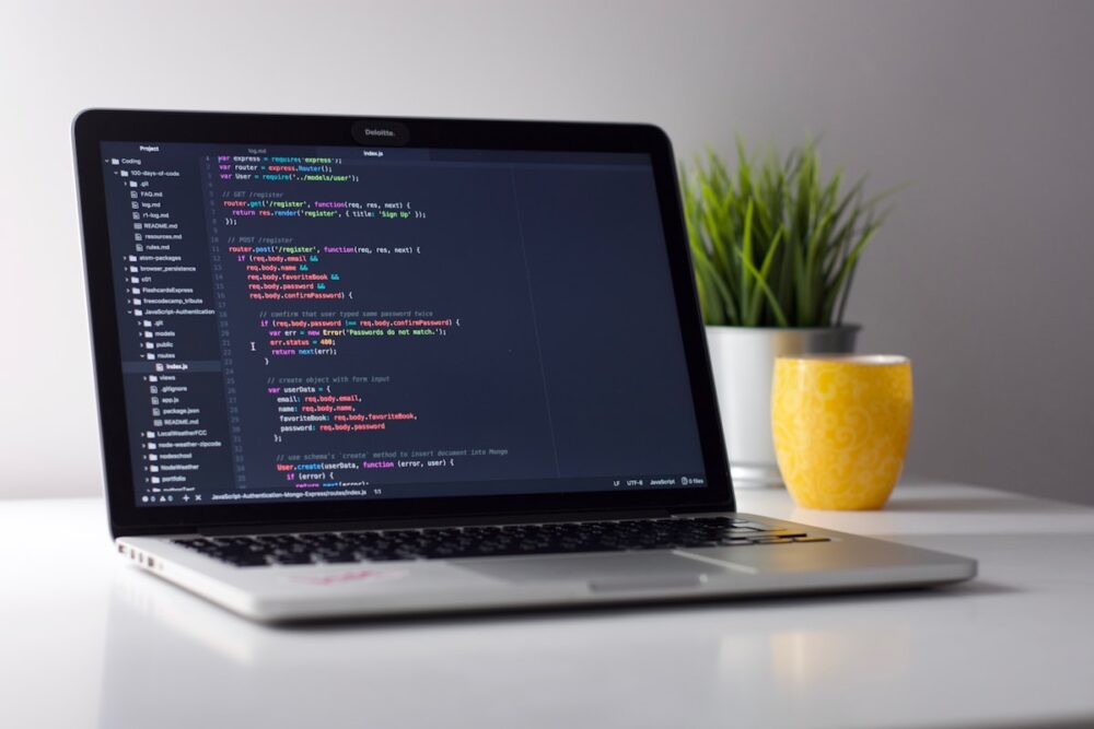パソコンでアカウント情報を確認するイメージ