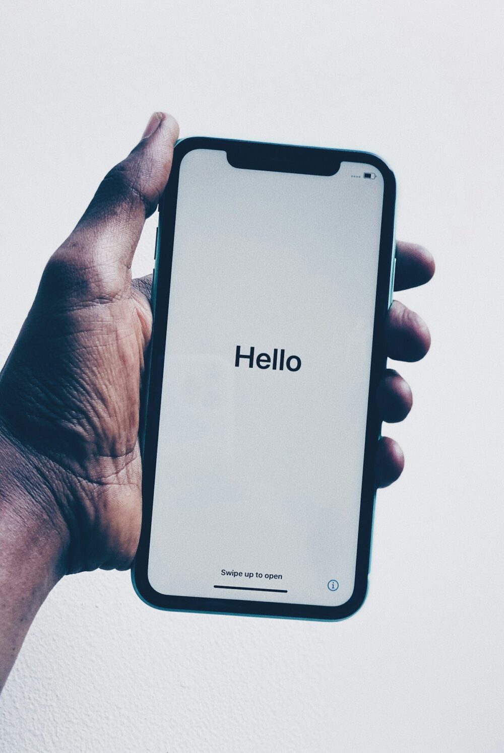 スマートフォンで翻訳アプリを操作するイメージ