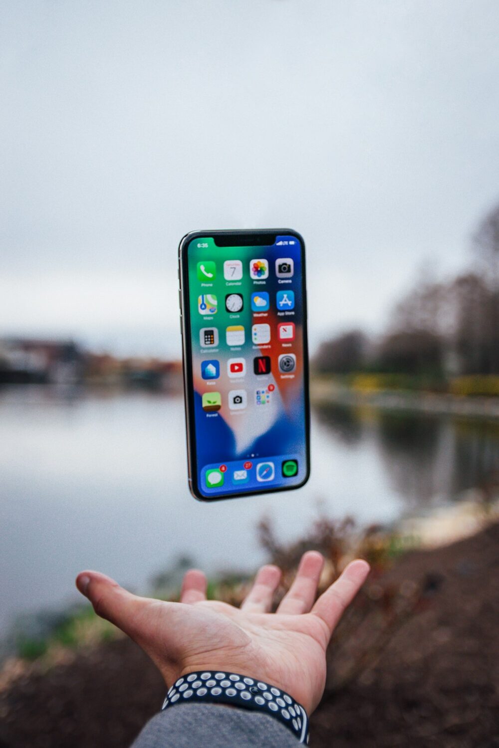 スマートフォンで手続きをするイメージ