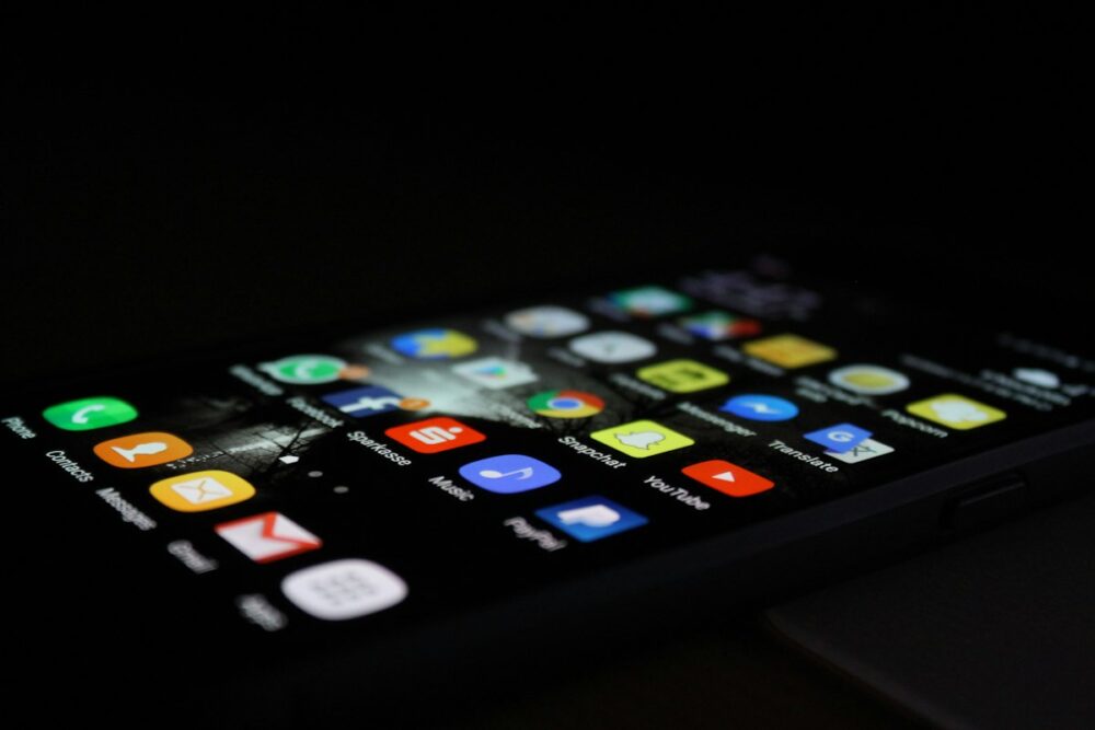 スマートフォンでアカウント設定を操作する様子