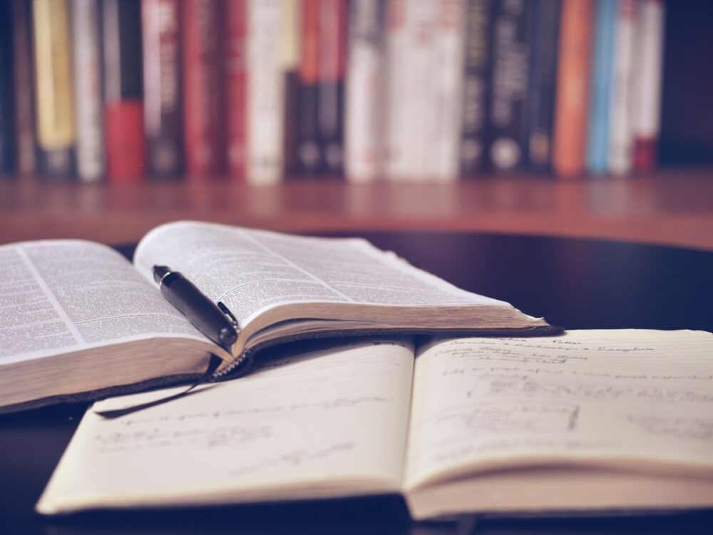 単語帳や本で英語を学習するイメージ