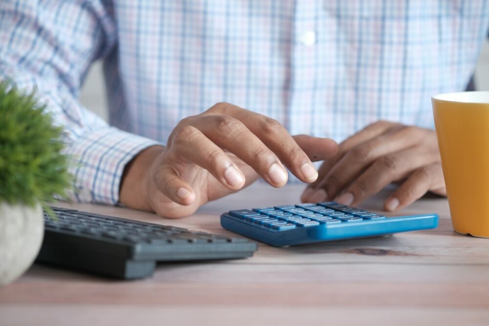 英語学習のAI課金の費用を電卓で計算するイメージ