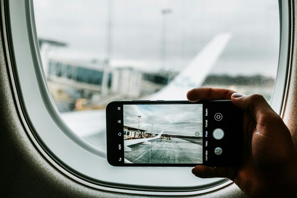 海外旅行に向けてスマホに翻訳アプリを準備するイメージ