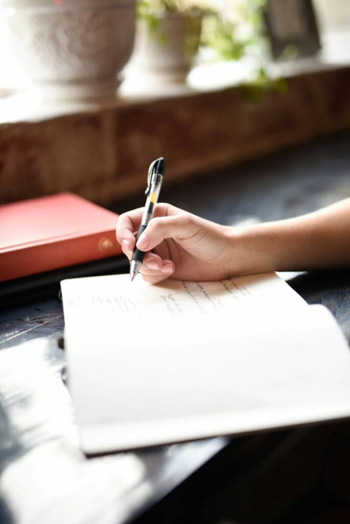 要約と英作文を紙に書いて練習する様子