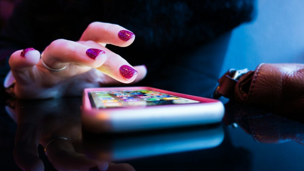 スマートフォンで英単語アプリの解約手続きをする様子