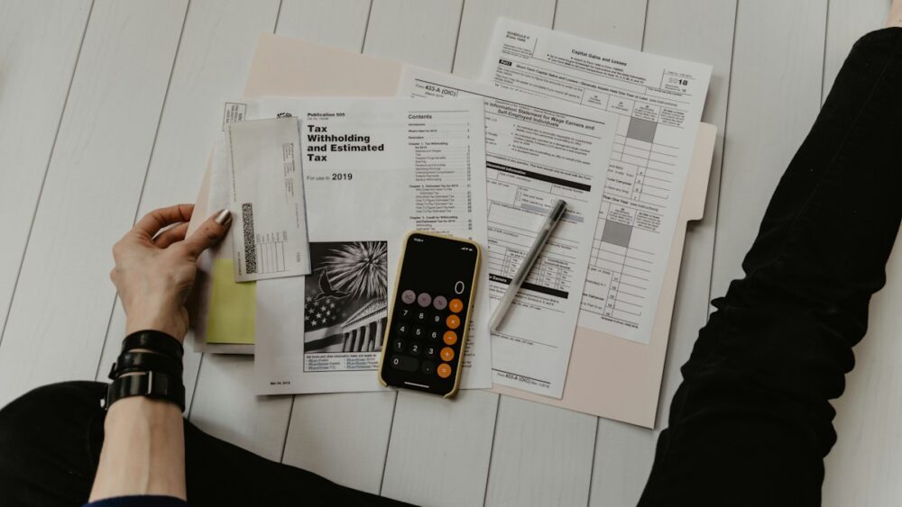 返金額を計算する電卓と書類