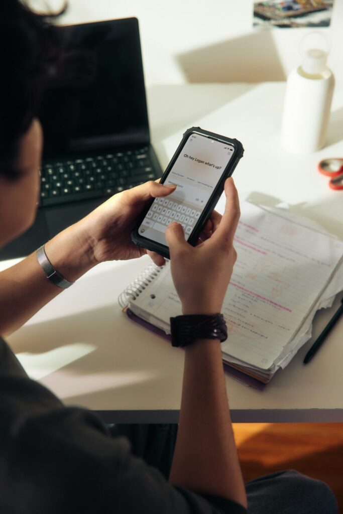 スマートフォンで期限切れの課題を確認する様子