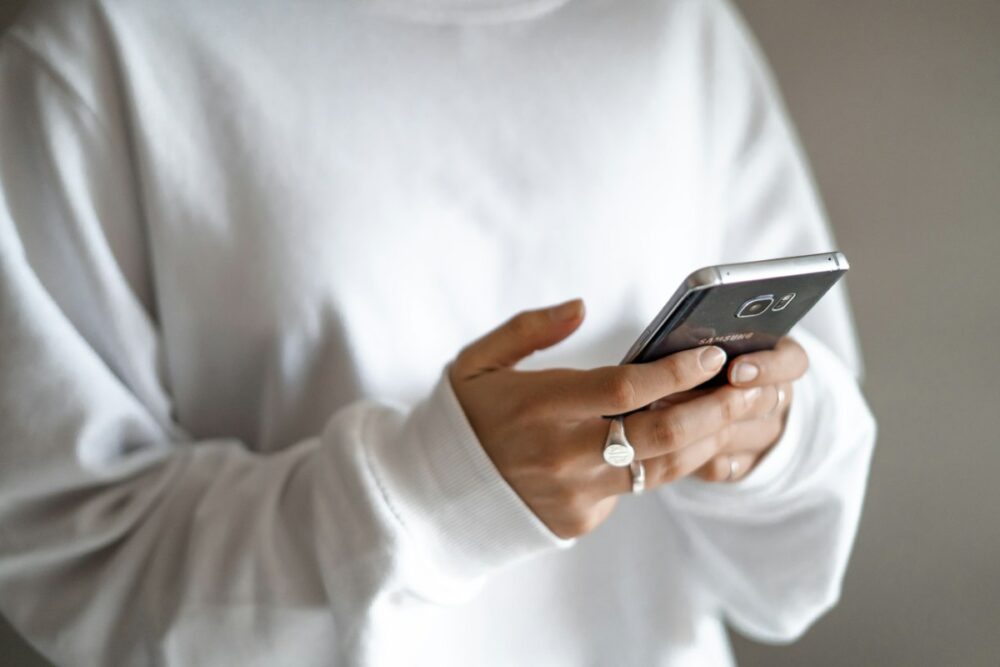 スマホでトーキングマラソンの解約手続きをするイメージ