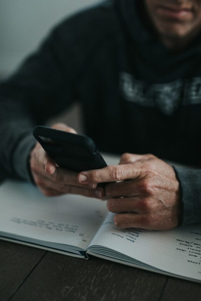 スマートフォンでAnkiの設定を確認する様子